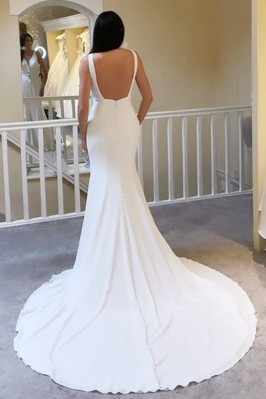 Robe de mariée longue sirène décolletée en V profond et dos nu avec traîne
